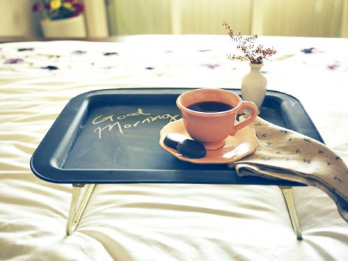 bandeja-de-desayuno-con-pintura-de-pizarra-01