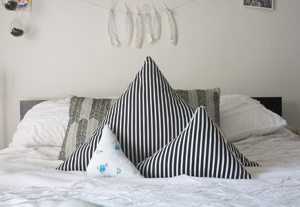 decorar-con-cojines-triangulares-03