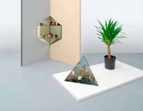 Plantas tropicales, espejos y formas triangulares