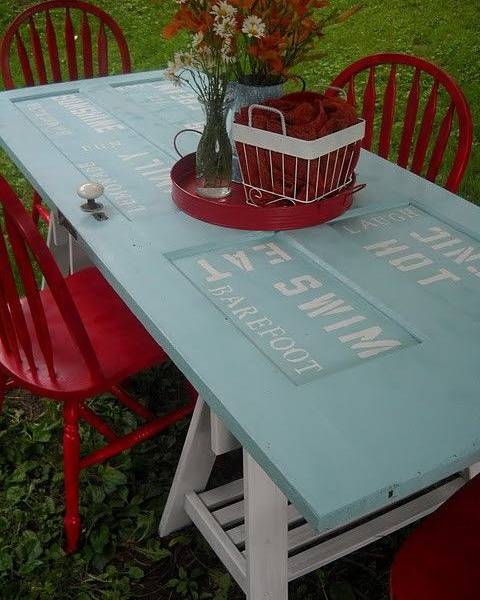 Mesa vintage reciclada de una puerta