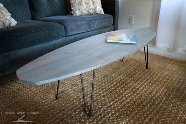 Una mesa auxiliar que es una tabla de surf antigua