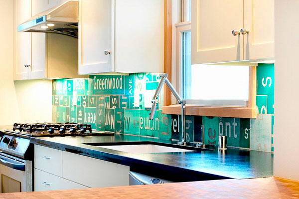 Cocina con diseño ecléctico con placas de matriculas