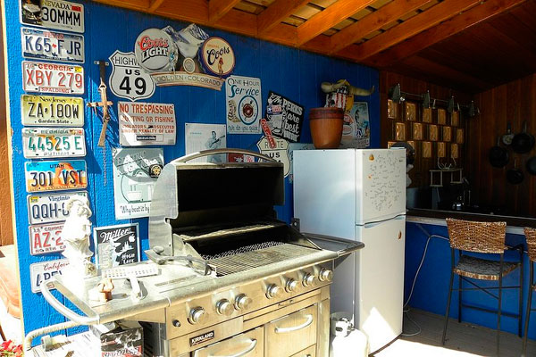 Cocina con carteles de tráfico esilo urbano