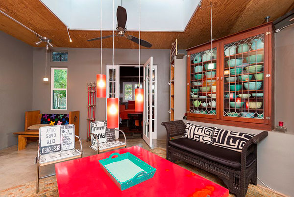 Sillas con carteles de carretera en un salón retro industrial