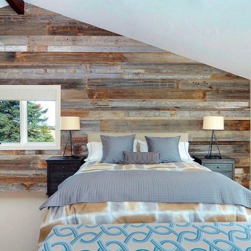 Dormitorio pared madera revestida reciclada