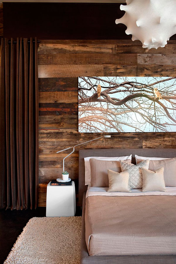 Dormitorio con pared de madera rústica