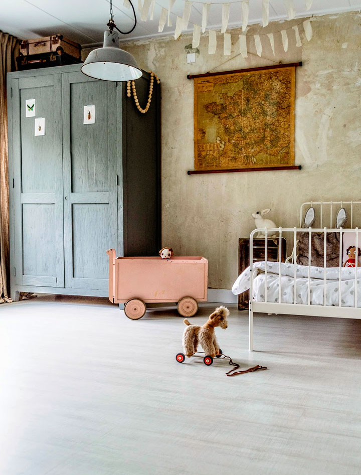 Decorar dormitorio con juguetes antiguos de niños