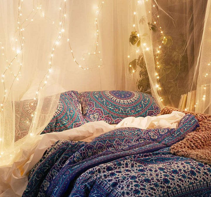 Cuerdas de Leds colgando del dosel de la cama