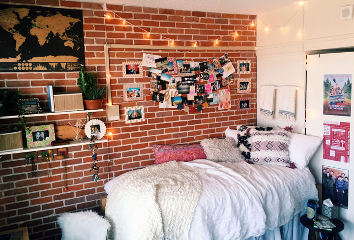 Dormitorio con guirnaldas de bombillas