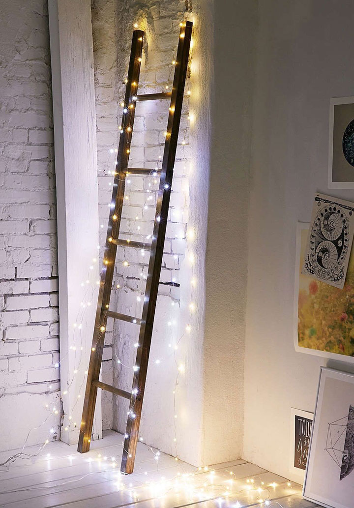 Luces de Led decorando una escalera de madera