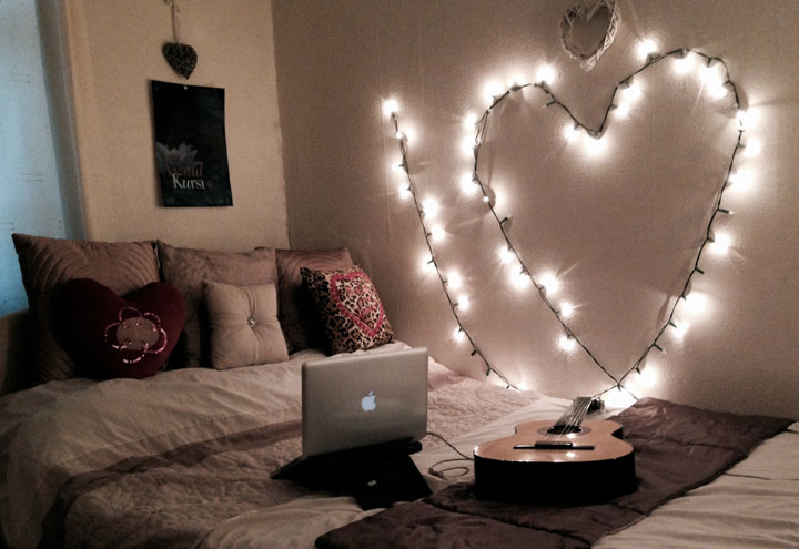 Tira de Leds forma de corazón sobre la cama del dormitorio