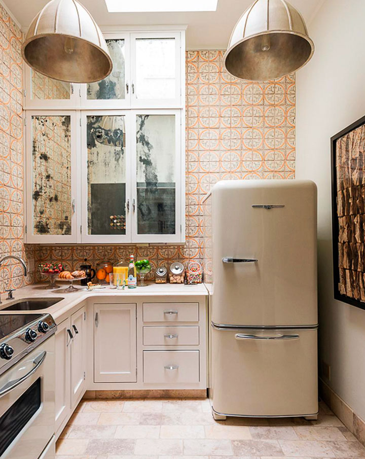 Cocina pequeña con decoración ecléctica retro