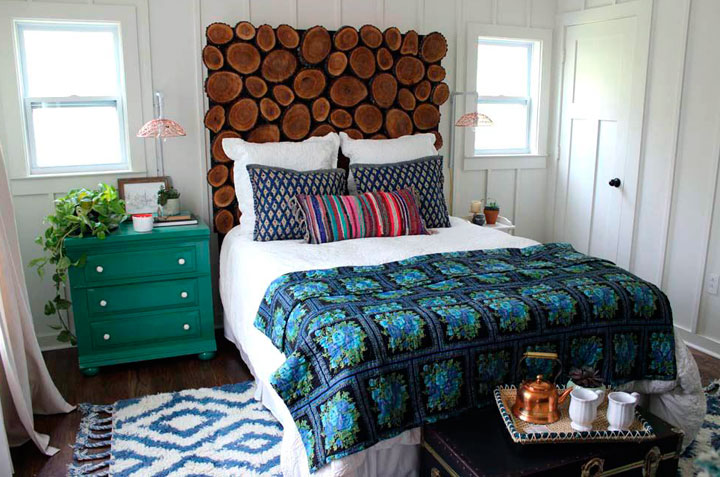 Decorar habitación ecléctica con cabecero de troncos
