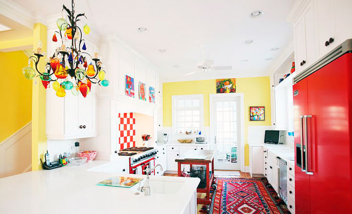 Decoración ecléctica de cocina con base neutra