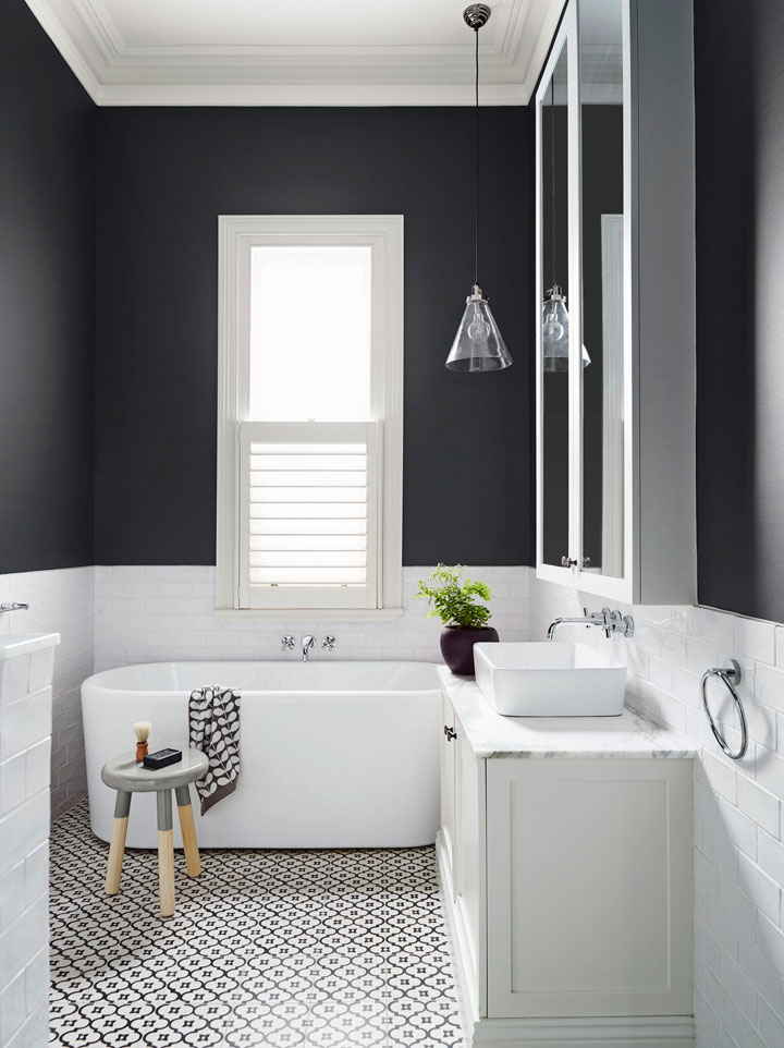 Baños pequeños y modernos en blanco y negro