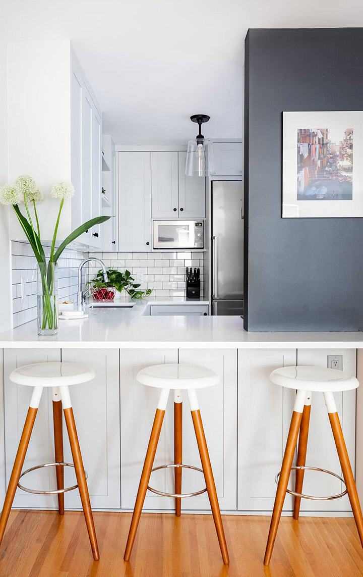 Cocina de diseño pequeña con encimera de cuarzo blanco