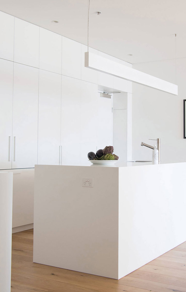 Cocina de diseño pequeña con una isla blanca