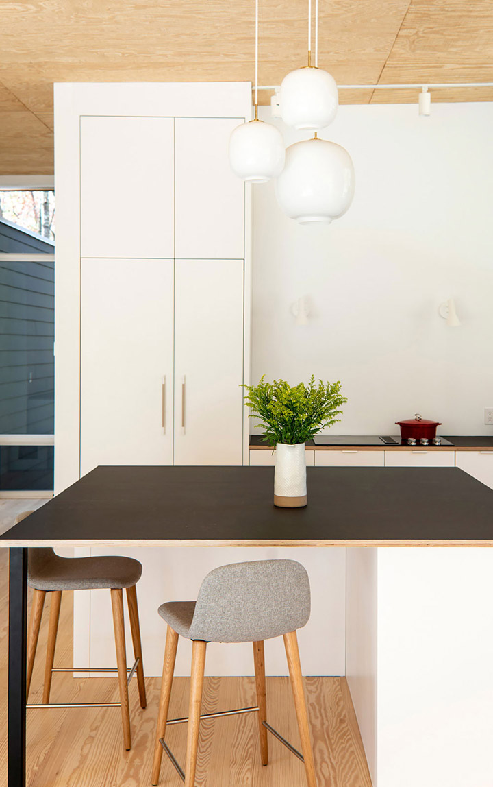Cocina de diseño pequeña con mesa de desayuno