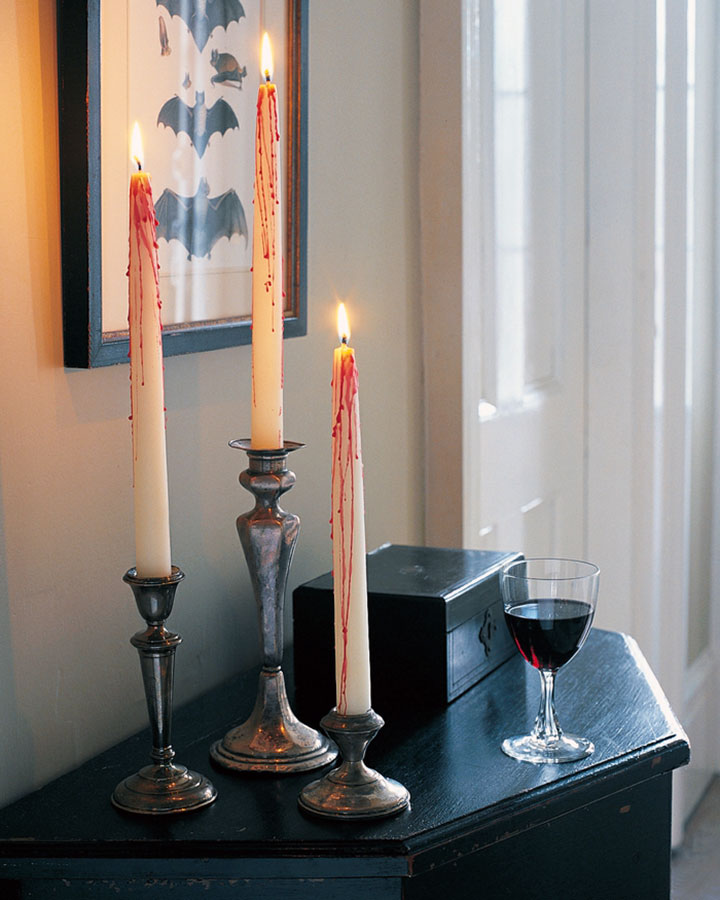Decoración de Halloween con candelabros de velas y cuadro de murciélagos