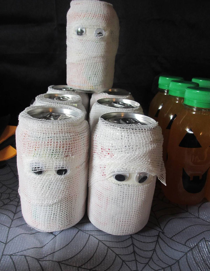 Decoraciones de Halloween caseras con latas de refresco vendadas