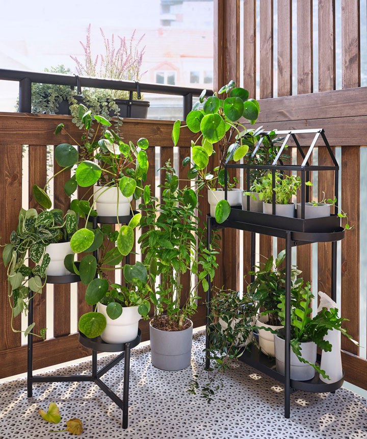 Plantas en el balcón con soportes altos