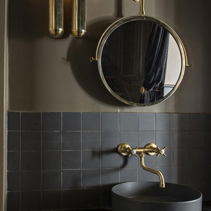 Baño Art Deco con decoración de metales dorados