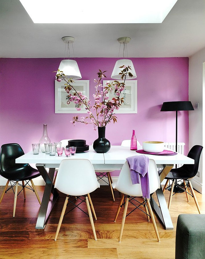 Comedor con paredes pintadas de violeta