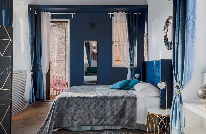 Dormitorio Art Deco con telas azules de estilo glamour