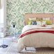 Dormitorio con las paredes decoradas con papel pintado de flores
