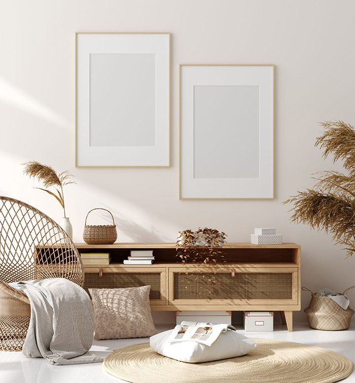 Estilo de decoración minimalista en el salón con cuadros y mantas