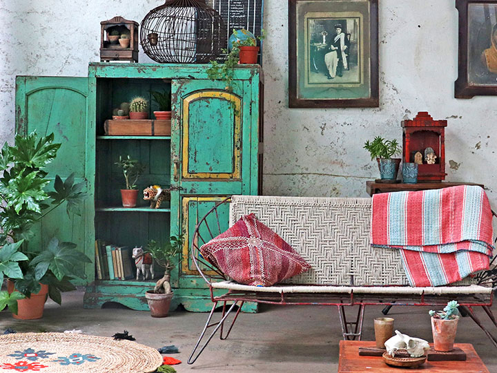 Salón estilo étnico indio con muebles vintage