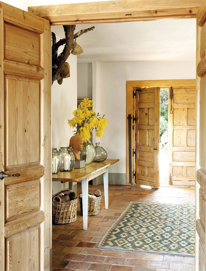 Cómo limpiar puertas de madera antiguas en un recibidor rústico