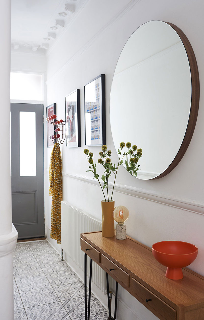 Pasillo recibidor con espejos