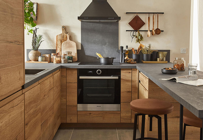 Cocina moderna rústica con barra y muebles de madera del Leroy Merlin