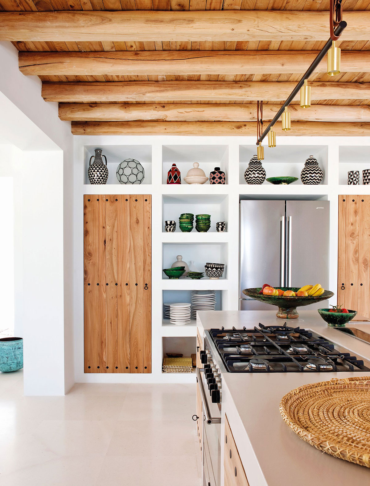 Cocina moderna rústica con techo de vigas de madera