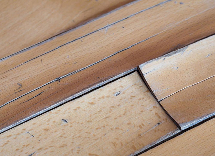 Suelo de madera levantado por humedades