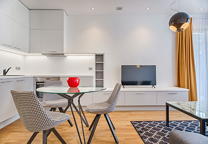 Ideas para ganar espacio en pisos pequeños. Salón comedor moderno
