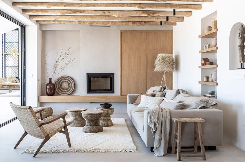 Salón estilo mediterráneo rústico de microcemento y madera natural