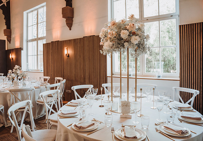 Banquete de una celebración de decoración rústica con sillas blancas