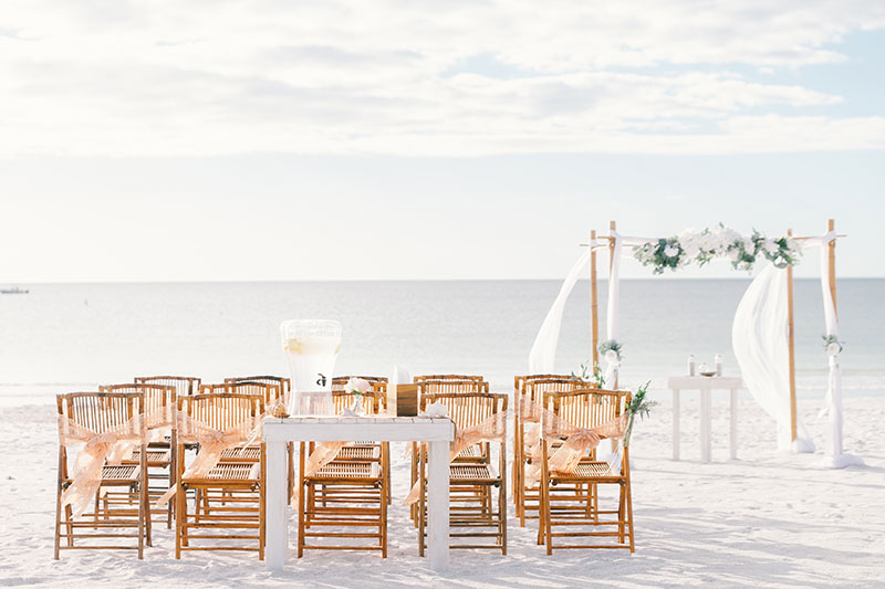 Sillas de bambú en una boda en la playa