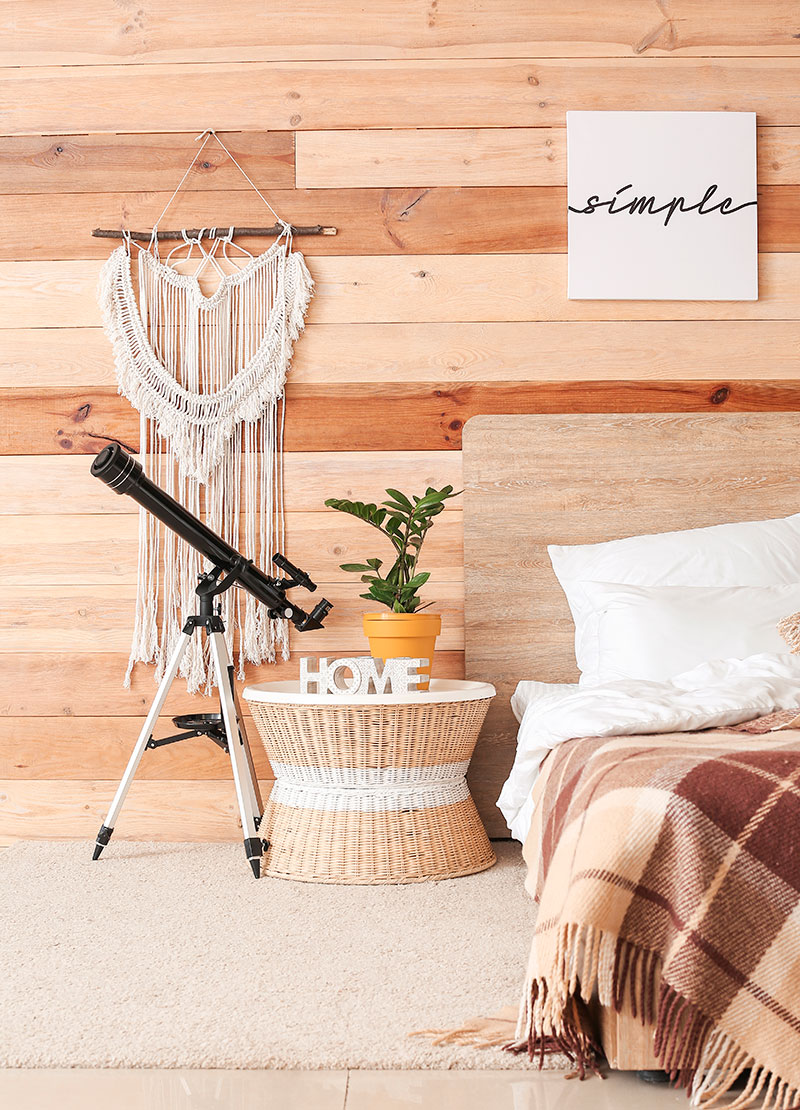 Un dormitorio moderno y acogedor con pared de madera y alfombra