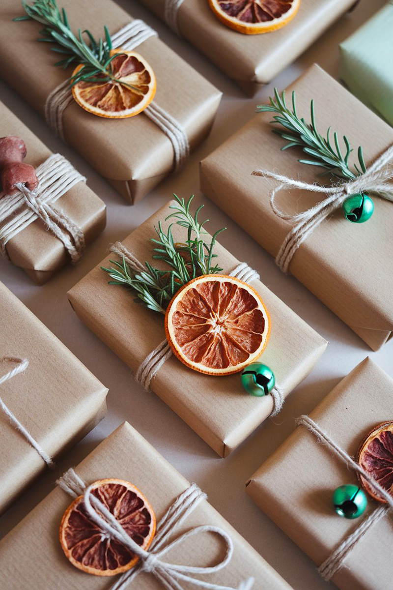 Envolver regalos de Navidad con una rodaja de naranja seca