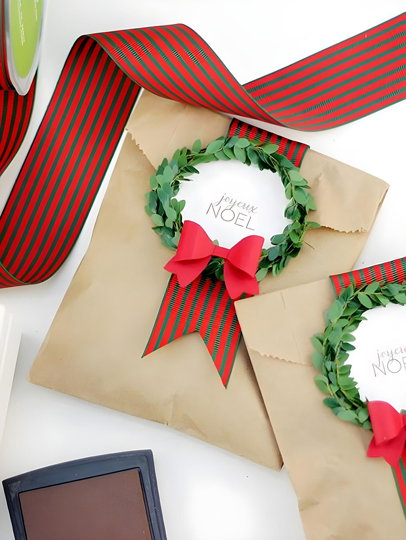 Envolver regalos navideños con sobres bonitos