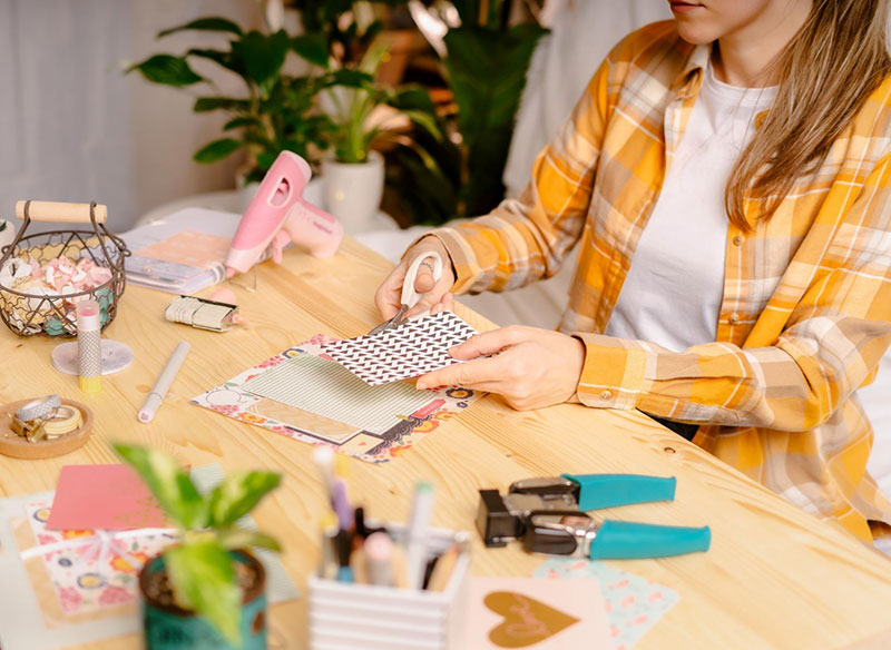 Manualidades DIY con silicona caliente y papeles de colores