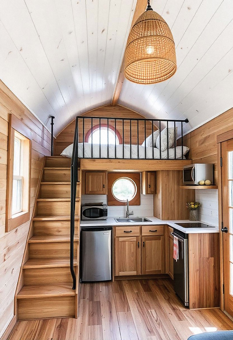 Mini casa pequeña de madera con dos pisos