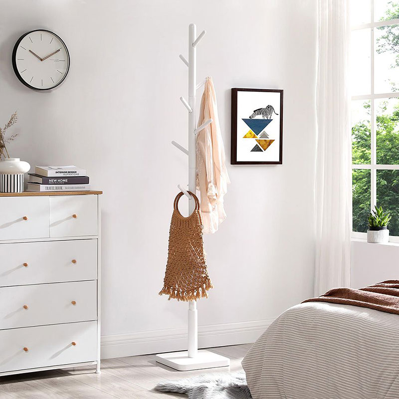 Perchero de pie blanco con forma de árbol minimalista