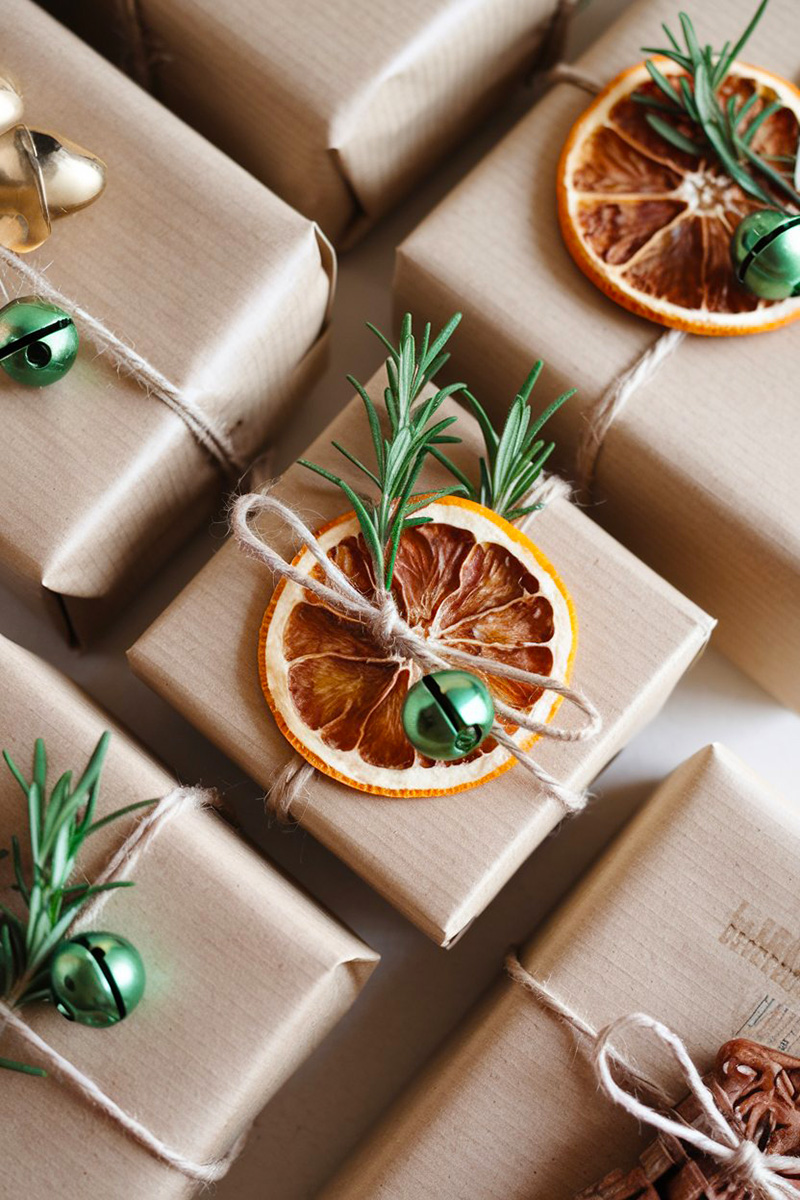 Rodaja de naranja deshidratada para decorar regalos de Navidad